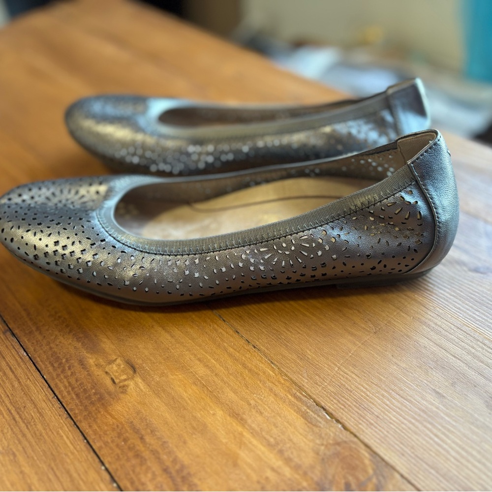 Vionic Women’s Robyn Ballet Flats Silver Metallic Perforated 9.5